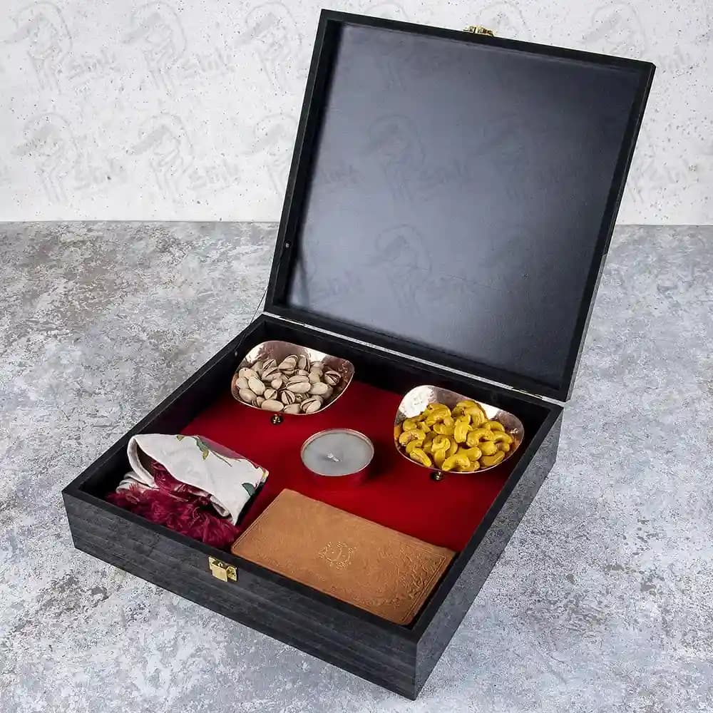 پک شاعرانه یلدا شامل رومیزی گرد طرح یلدا، دیوان حافظ، ظرف مسی و شمع