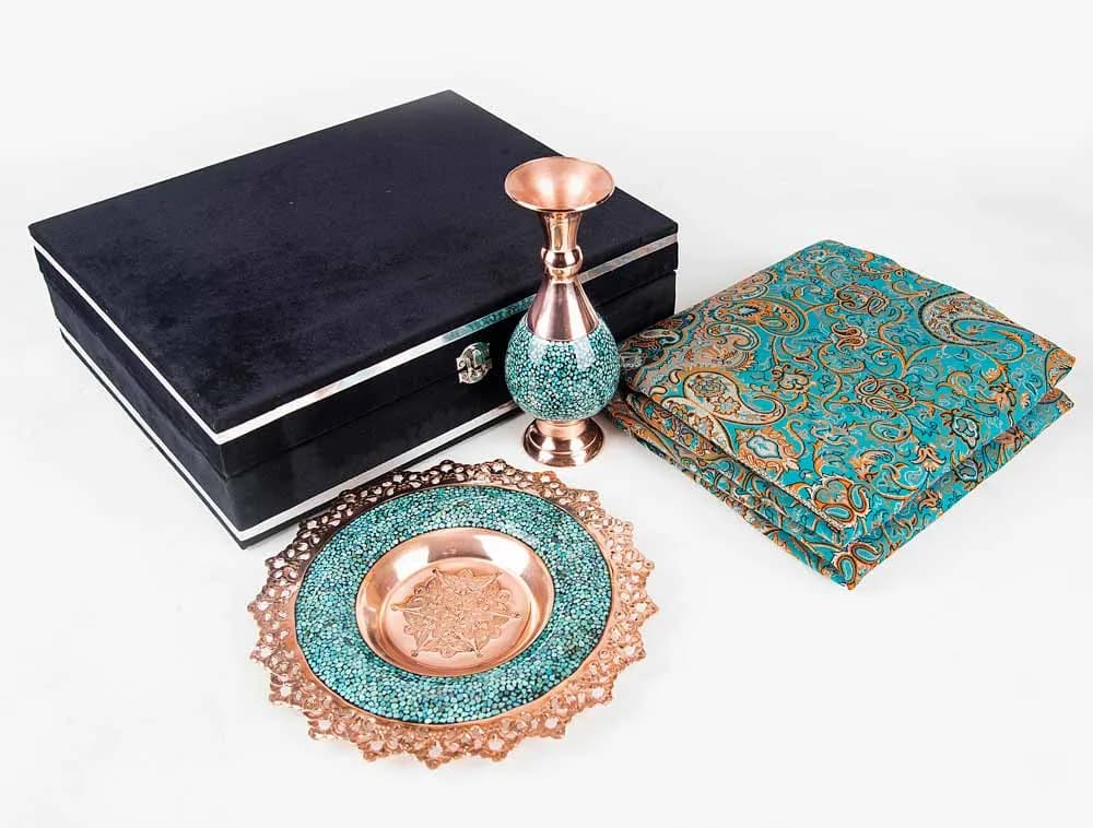 هدیه صنایع دستی گلدان و بشقاب فیروزه کوبی و رومیزی ترمه — تصویر ۳