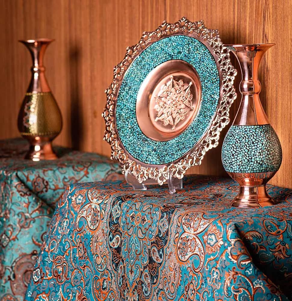 هدیه صنایع دستی گلدان و بشقاب فیروزه کوبی و رومیزی ترمه — تصویر ۴