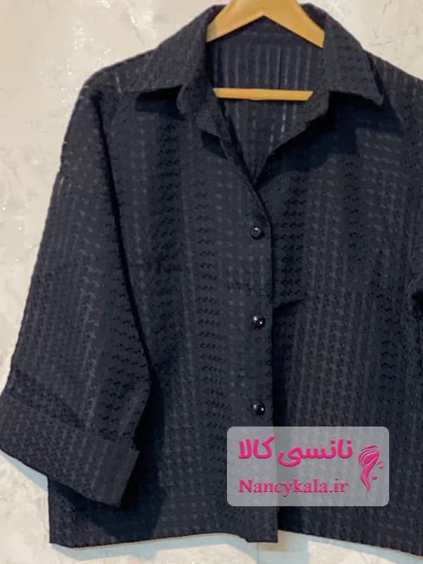 شومیز حصیری زنانه سرمه ای جنس و تن خور عالی فری سایز 36 تا 46 — تصویر ۳