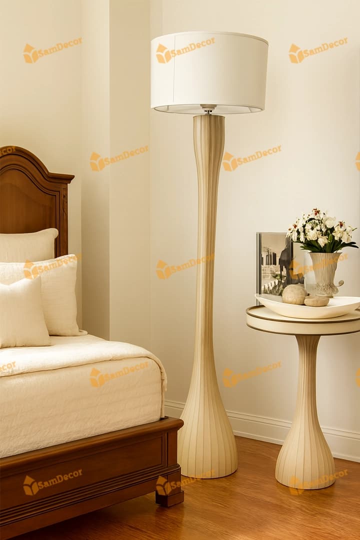 آباژور ایستاده چوبی کنار سالنی