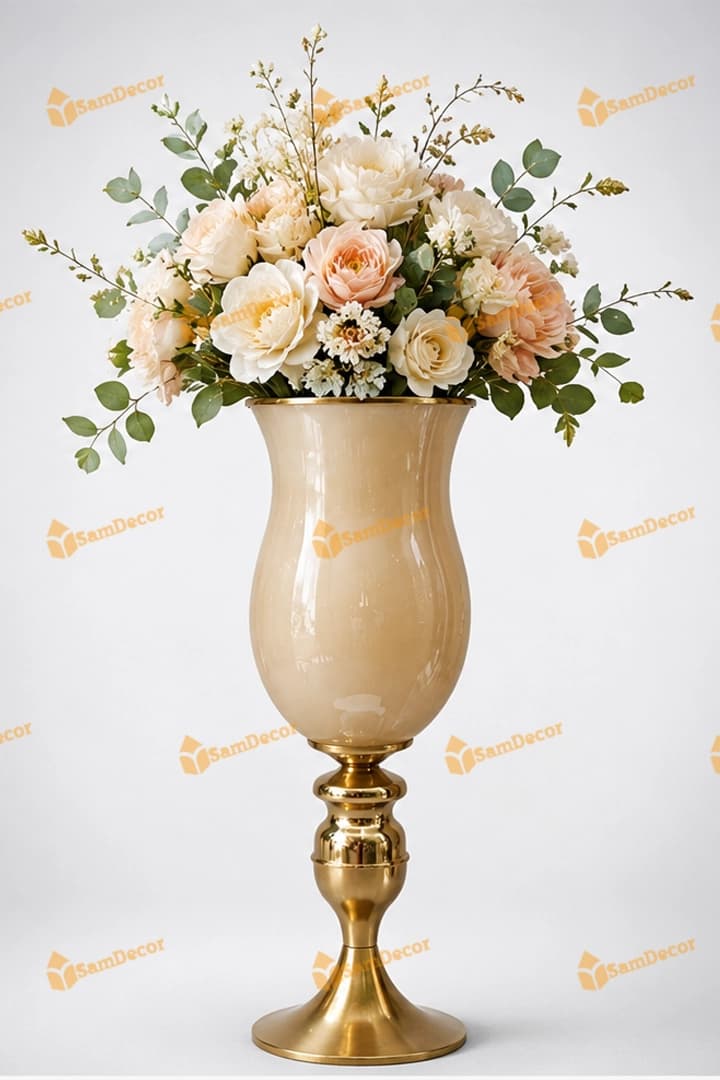 گلدان کنار سالنی جام