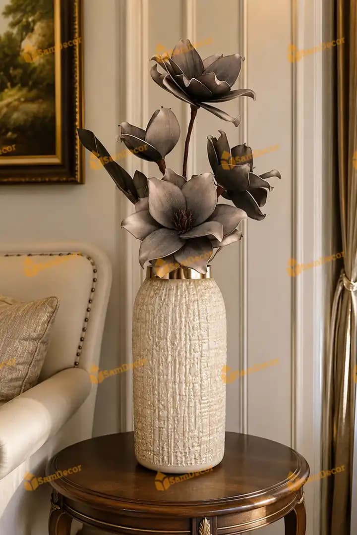 گلدان شیشه ای با شاخه گل