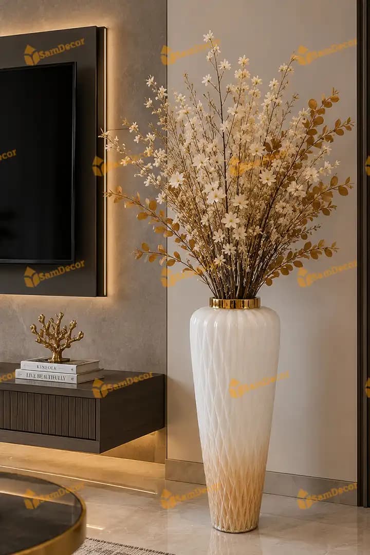 گلدان شیشه ای کنار سالنی