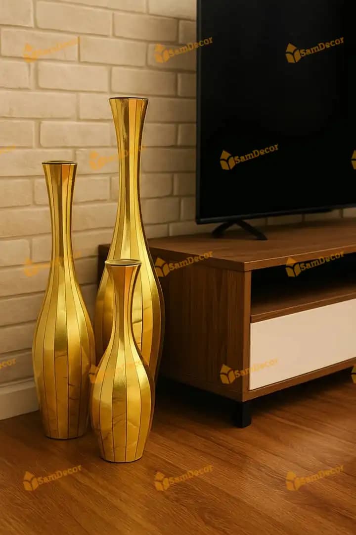 گلدان طلایی کنار سالنی