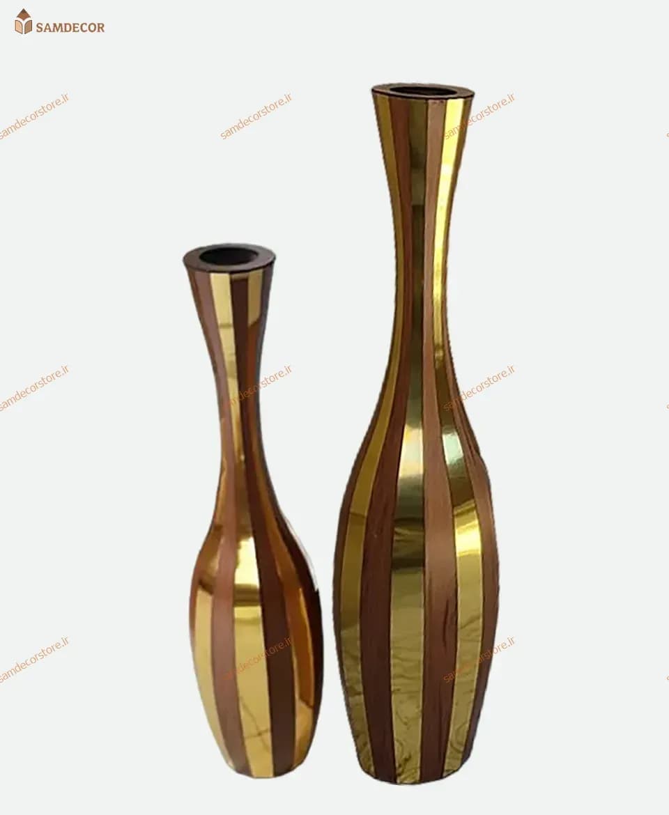 گلدان کنار سالنی چوبی طلایی