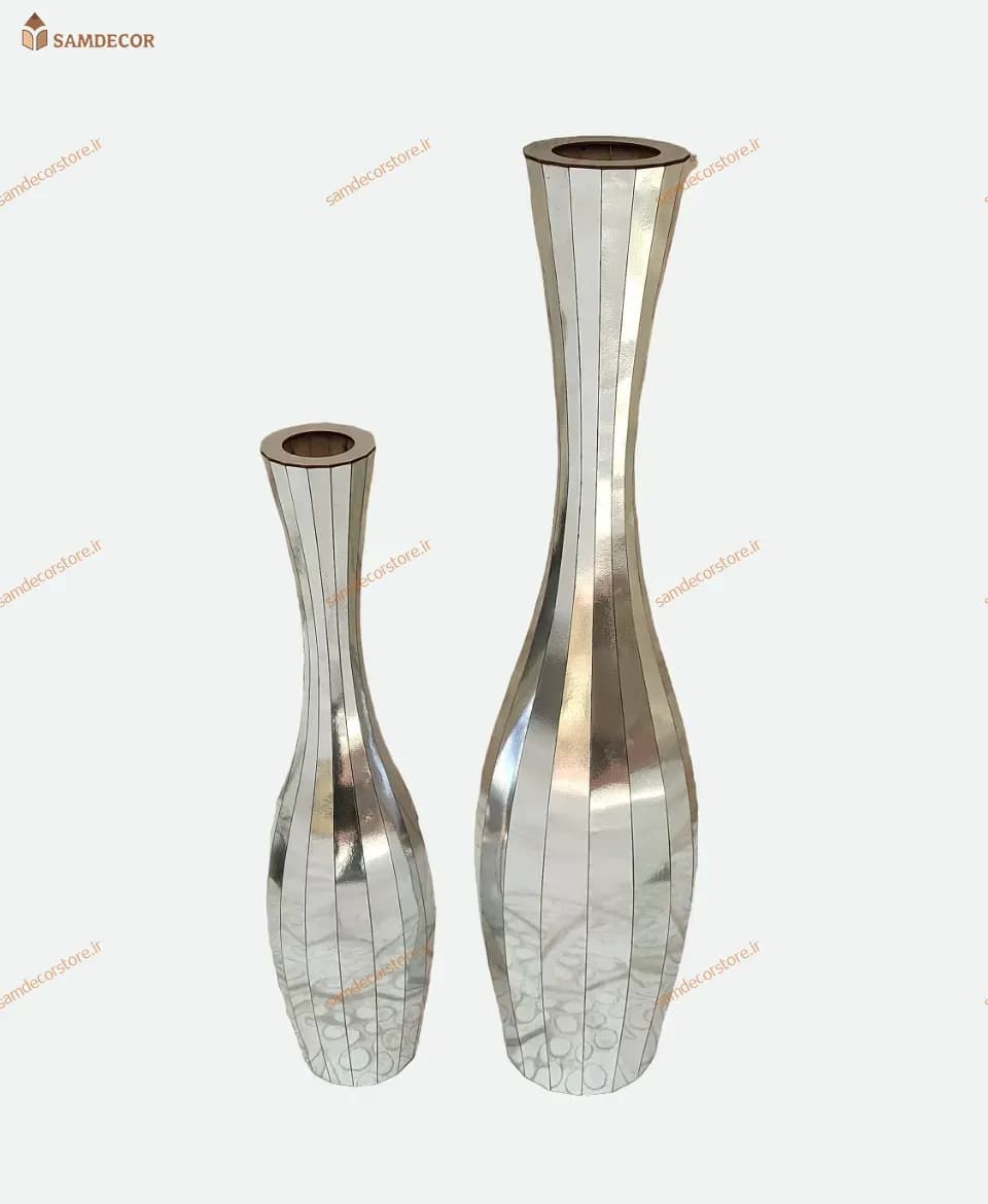 گلدان کنار سالنی نقره ای