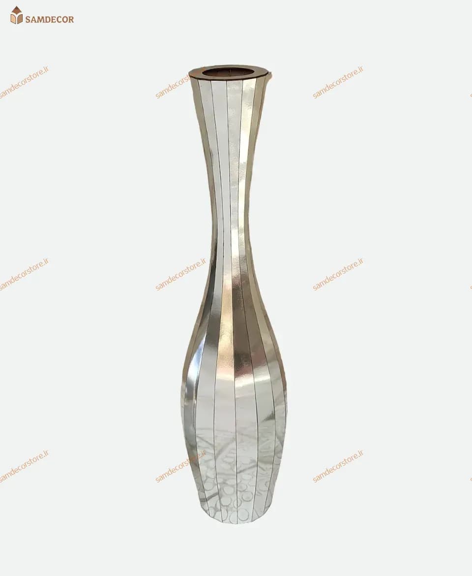 گلدان کنار سالنی نقره ای — تصویر ۳