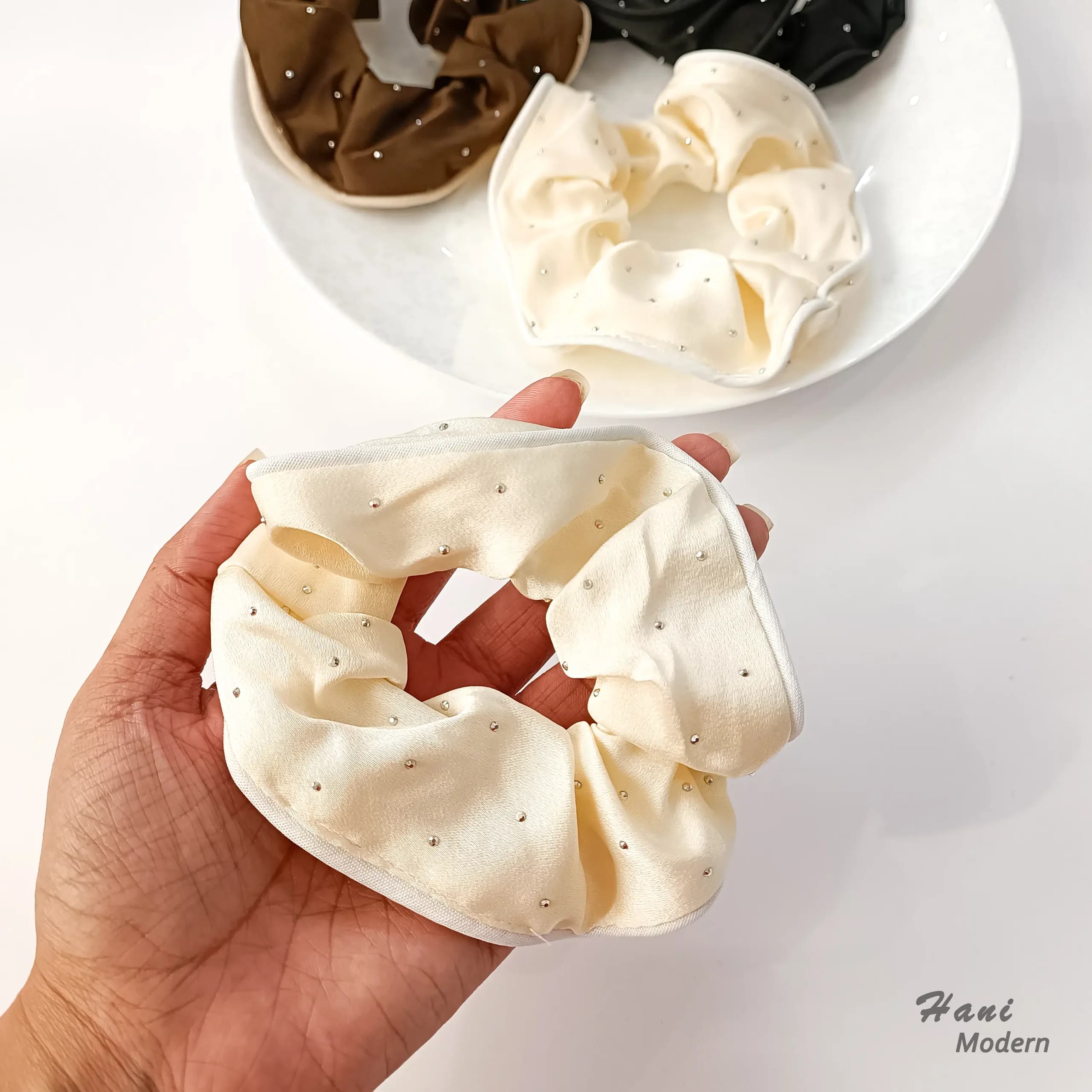 اسکرانچی نگین دار — تصویر ۳