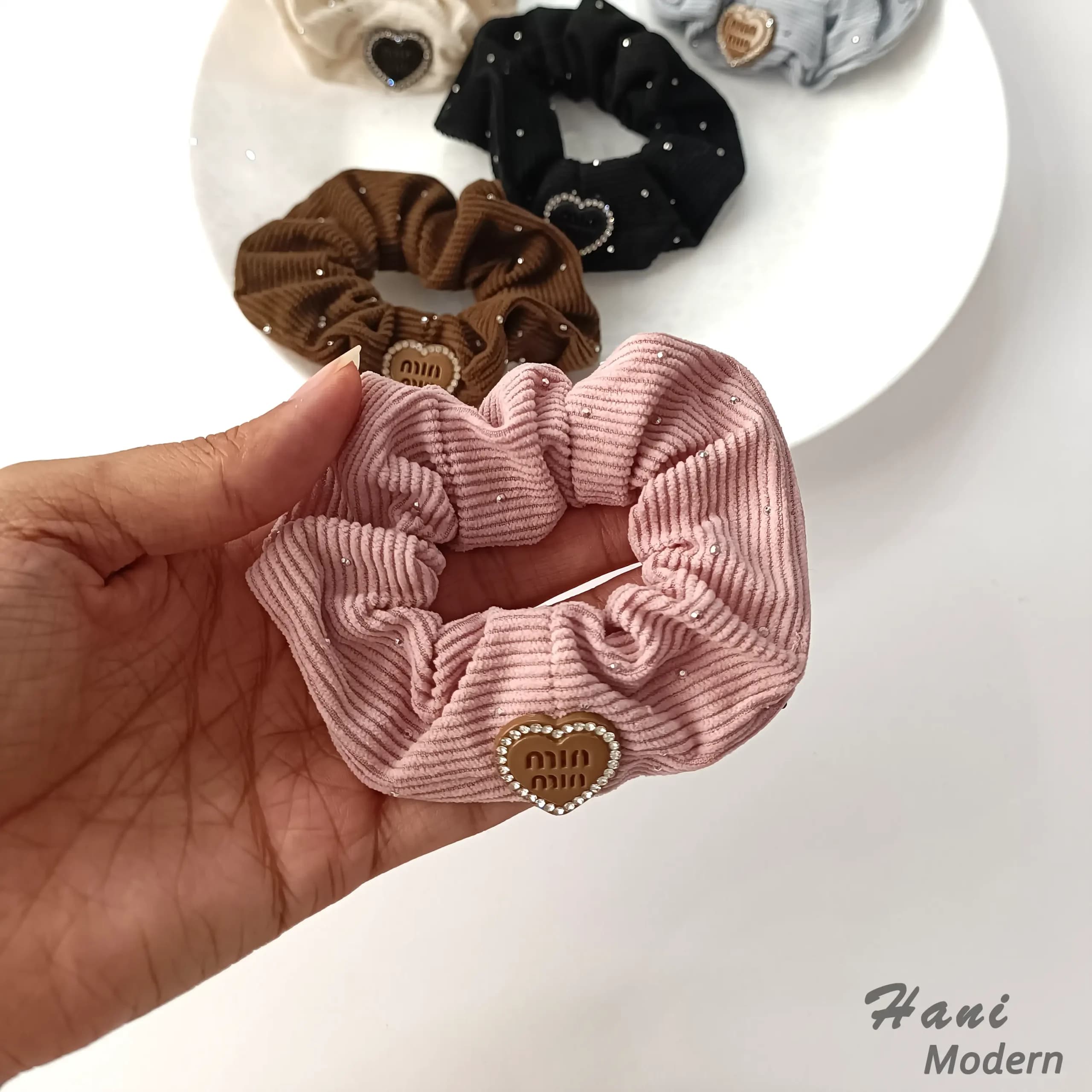 اسکرانچی نگین دار با پیکسل قلب — تصویر ۳