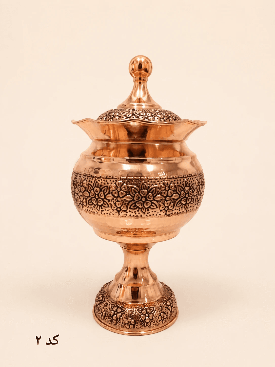 قندان مسی پایه‌دار درب‌دار طرح قلم‌زنی