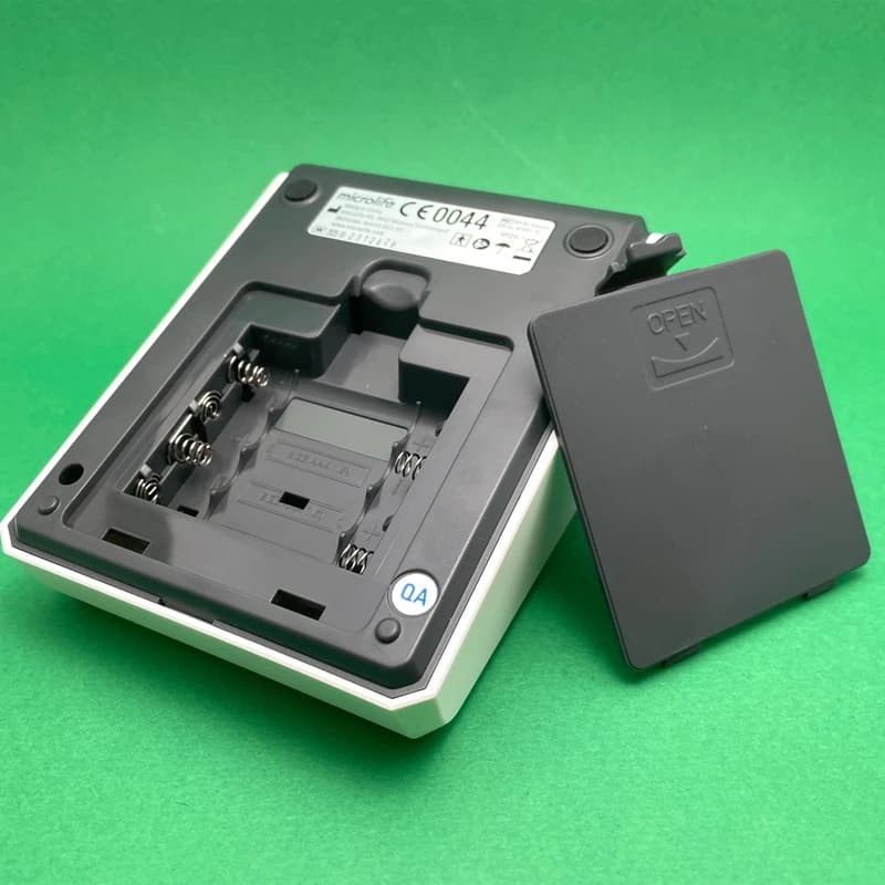 فشارسنج بازویی دیجیتال مایکرولایف مدل BP B1 Classic با قابلیت تشخیص آریتمی، نمایش میانگین نتایج و ذخیره 30 رکورد اندازه‌گیری، مناسب بازو 22 تا 42 سانتی‌متر — تصویر ۴