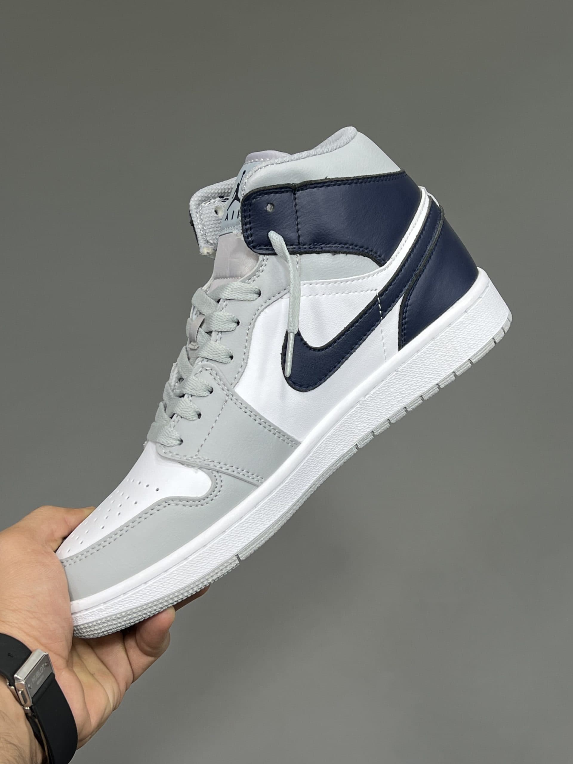 نایک ایر جردن 1 مید ولف گری NIKE AIR JORDAN 1 MID WOLF GREY — تصویر ۴