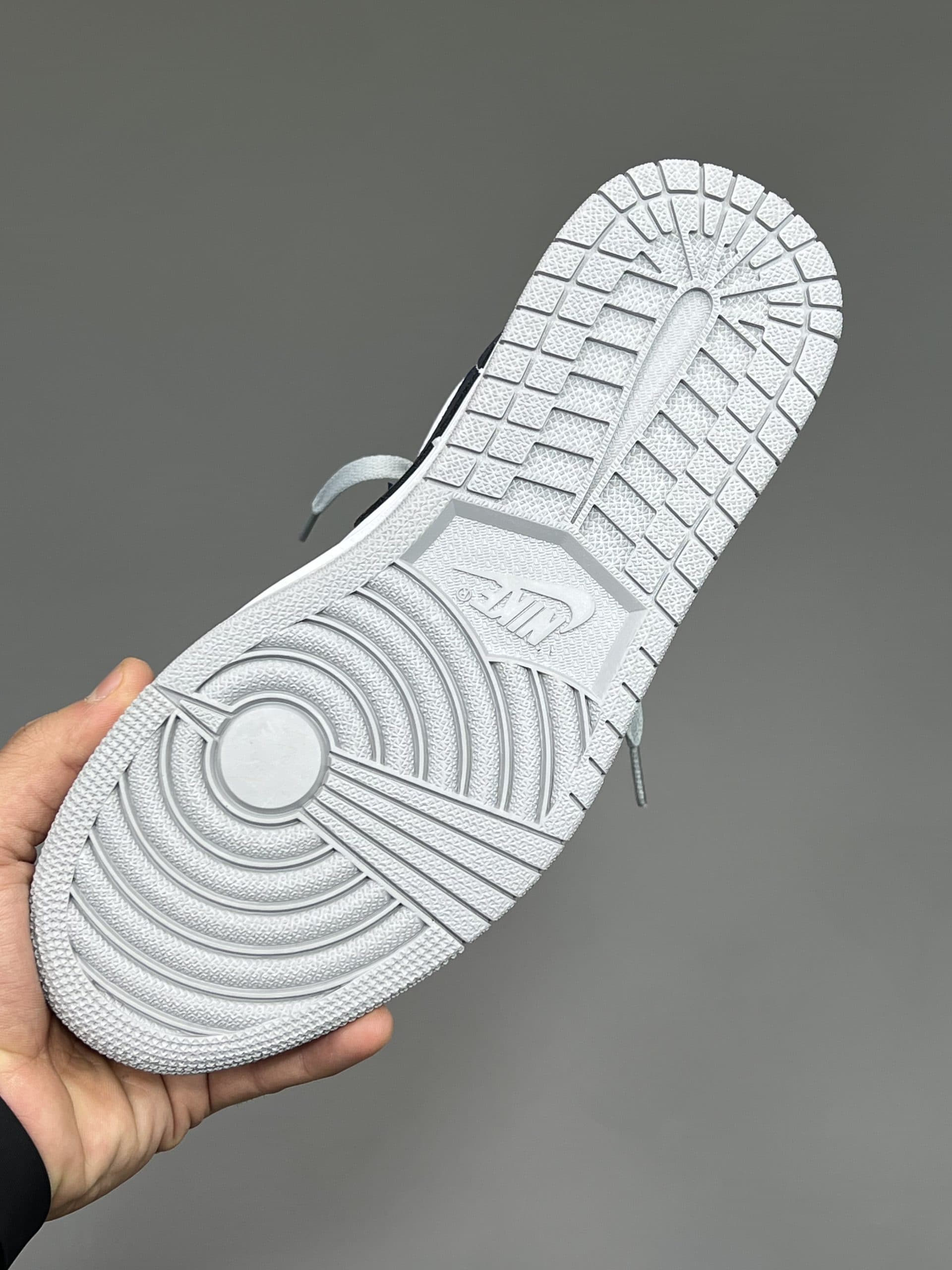 نایک ایر جردن 1 مید ولف گری NIKE AIR JORDAN 1 MID WOLF GREY — تصویر ۵