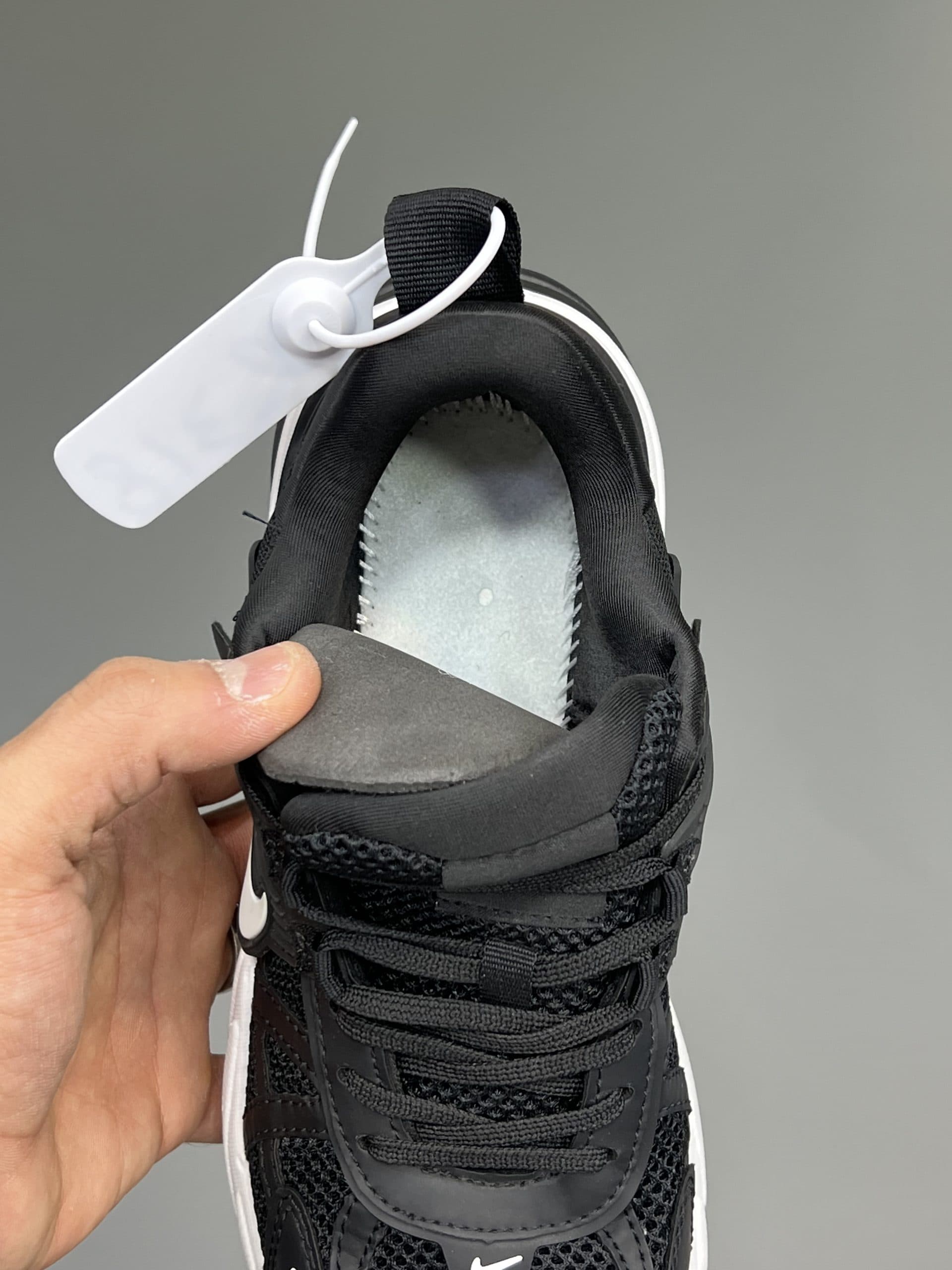 نایک ویتوکی ران کف پنبه مشکی سفید Nike V2K Run — تصویر ۶