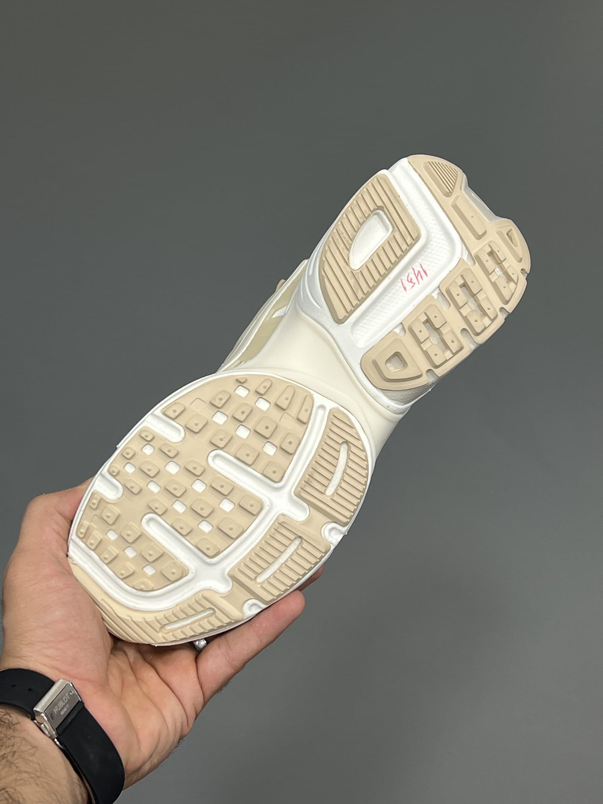 نایک ویتوکی ران کف پنبه کرم Nike V2K Run — تصویر ۵