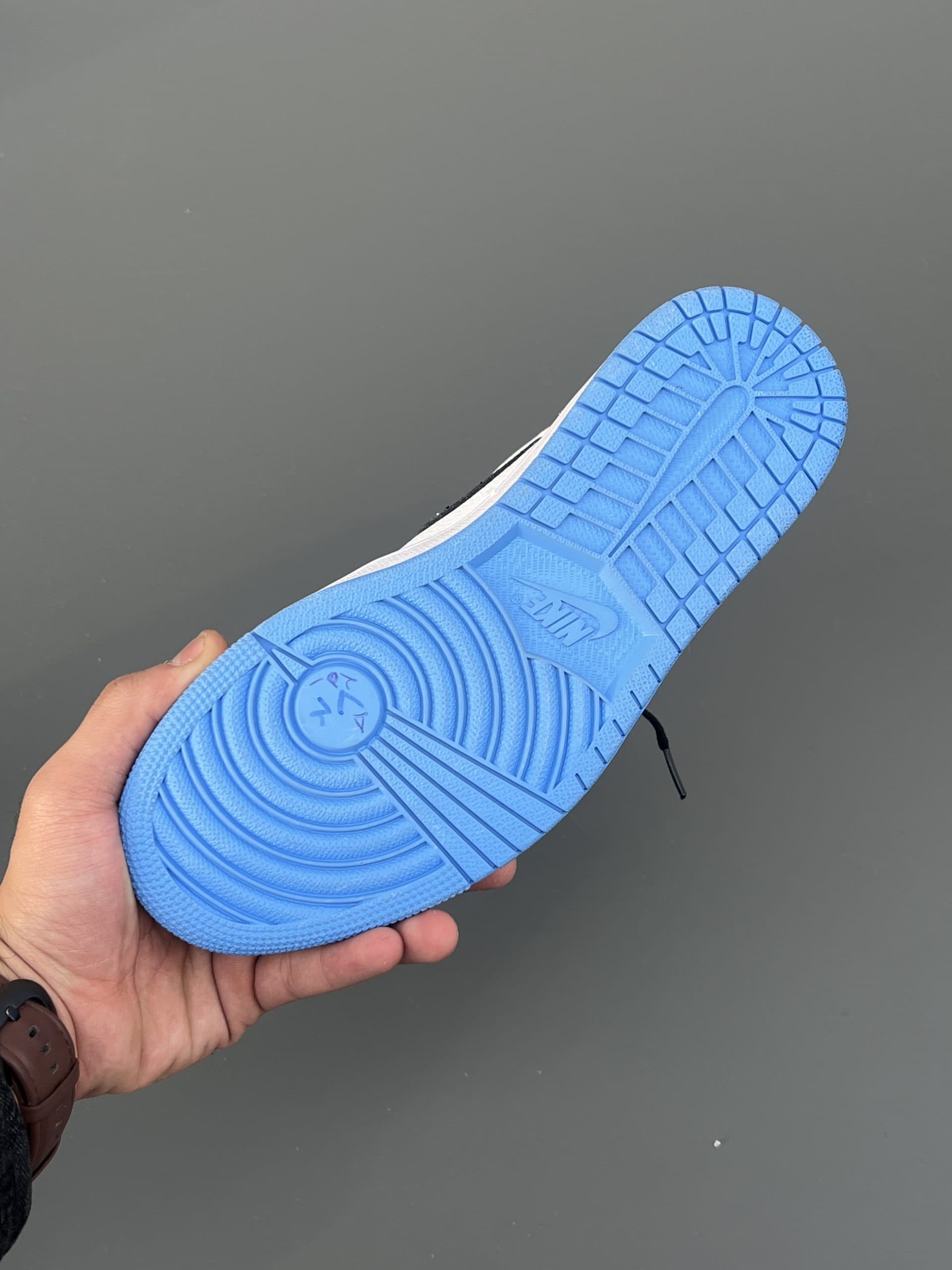نایک ایر جردن وان های آبی سفید یونیورسیتی بلو NIKE AIR JORDAN 1 UNIVERSITY BLUE — تصویر ۵