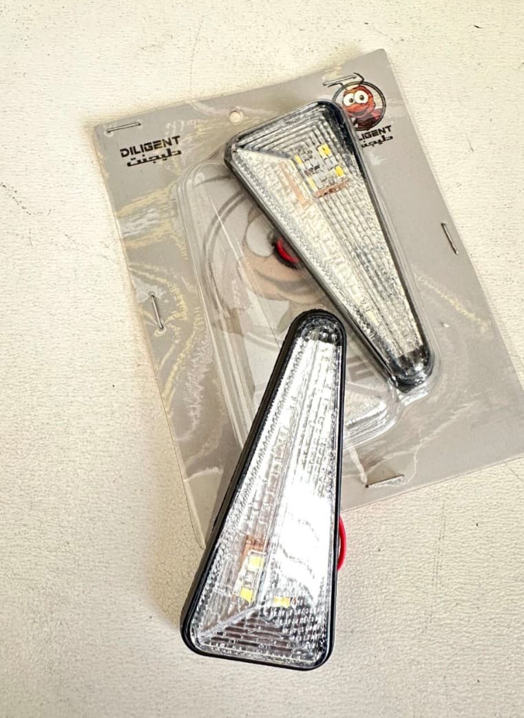 راهنما گلگیر چسبی مثلثی LED رنگ سفید مناسب انواع خودرو بسته 2 عددی