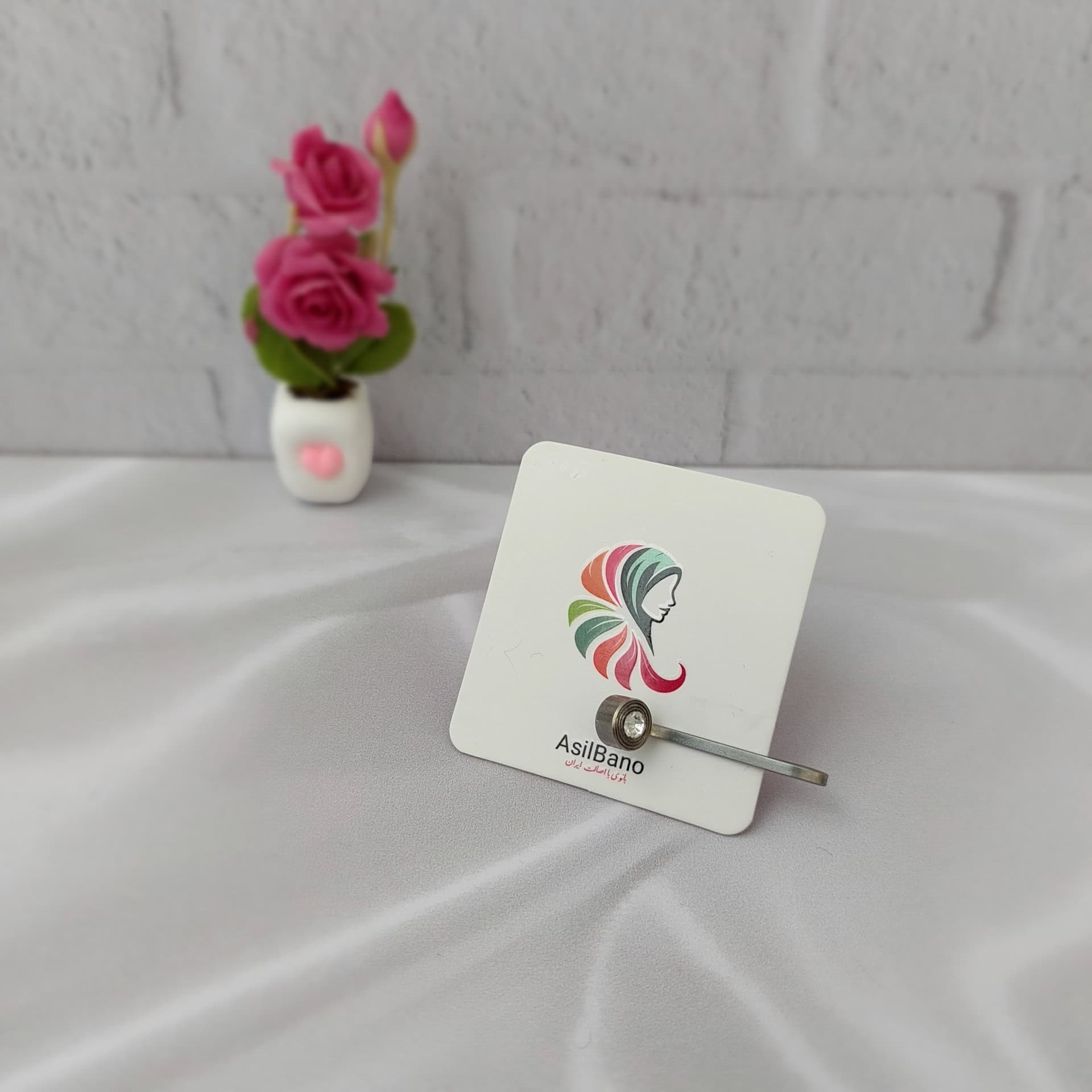 گیره روسری اصیل بانو با سر مهره فلزی رنگین دار — تصویر ۴
