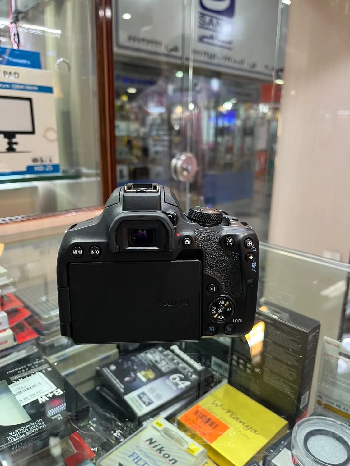 CANON 850D KIT 18-55 دوربین کارکرده در حد اکبند — تصویر ۳
