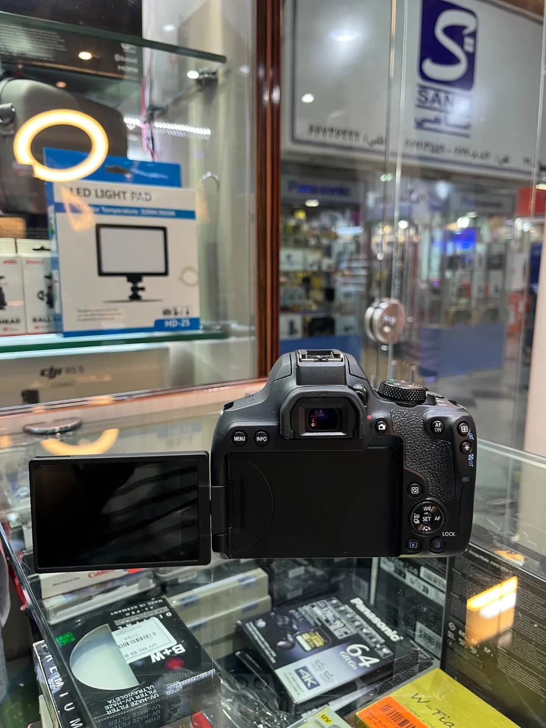 CANON 850D KIT 18-55 دوربین کارکرده در حد اکبند — تصویر ۴