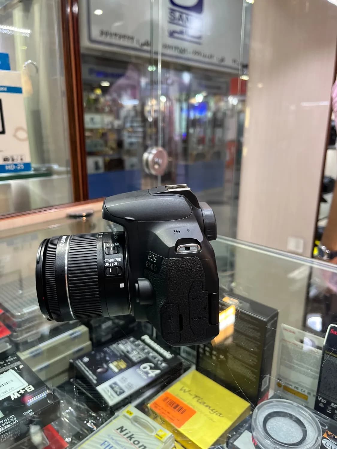 CANON 850D KIT 18-55 دوربین کارکرده در حد اکبند — تصویر ۲
