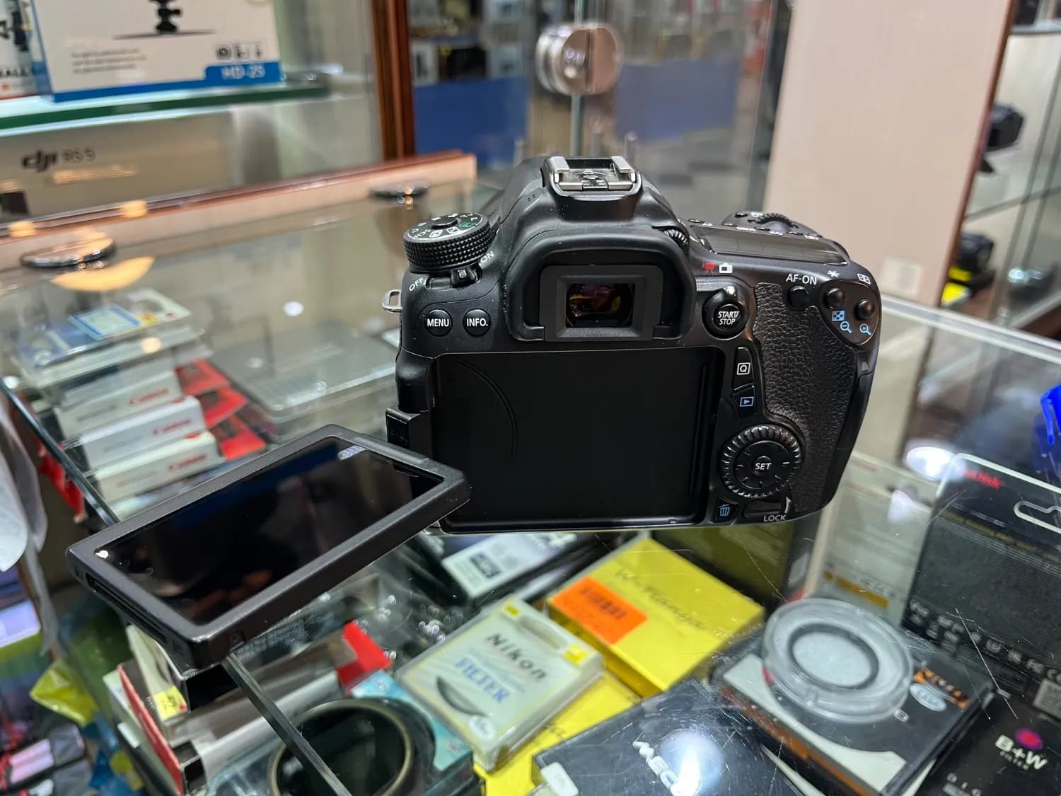 دوربین کارکردهCANON EOS 70D KIT 18-135mm — تصویر ۳