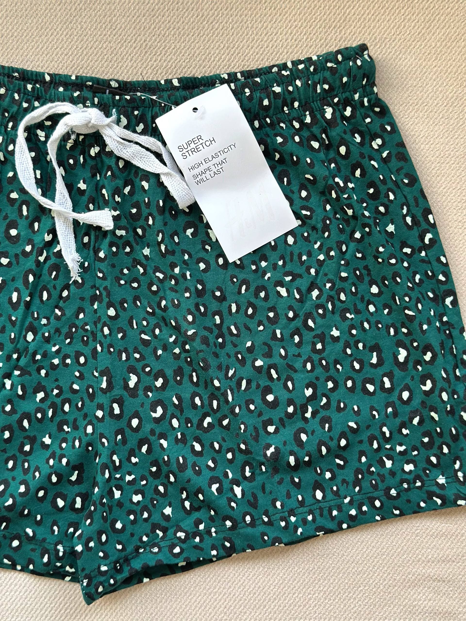 شلوارک زنانه H&M وارداتی مدل سبز پلنگی — تصویر ۲