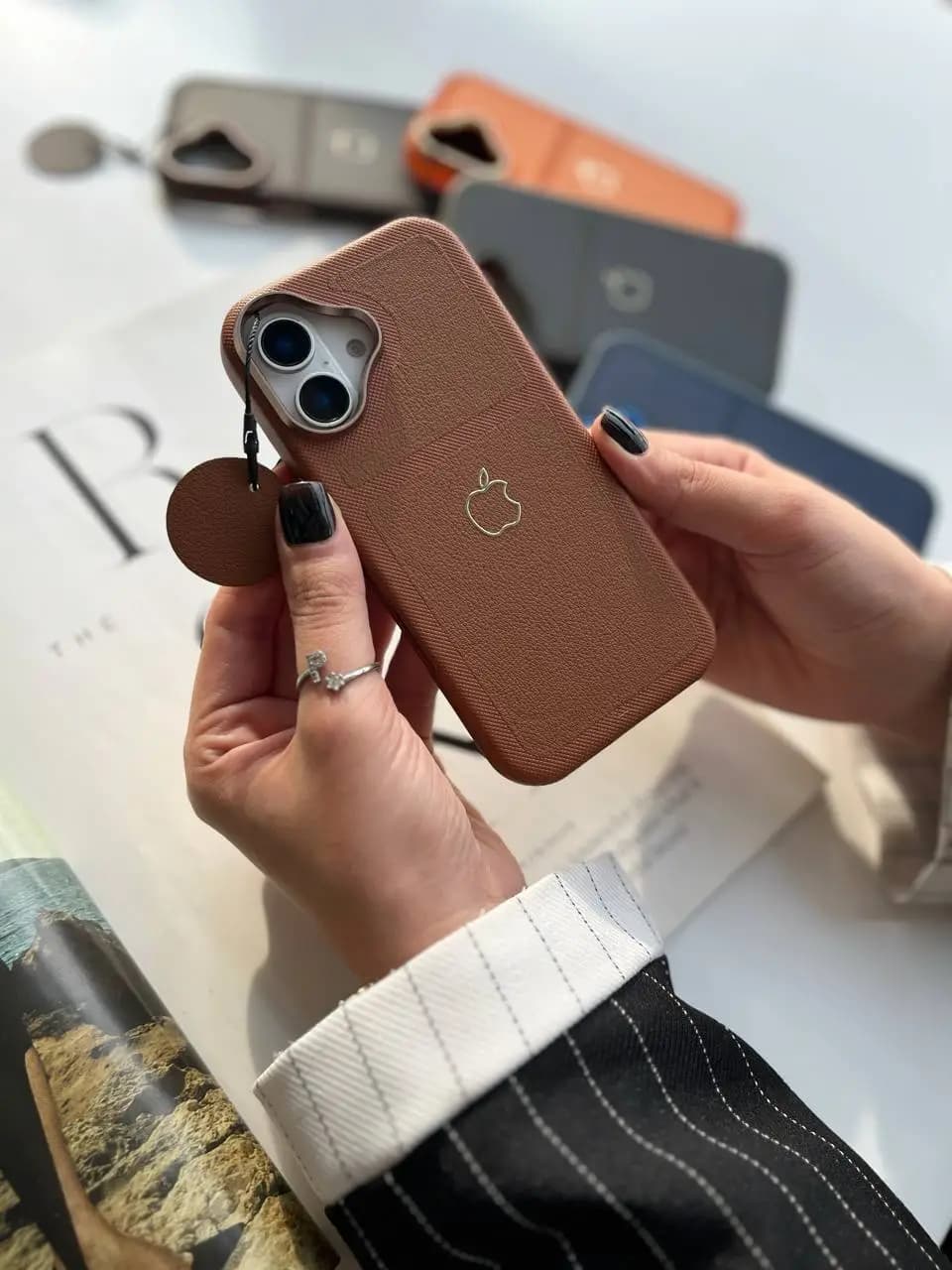 قاب چرم آیفون 17 — تصویر ۴