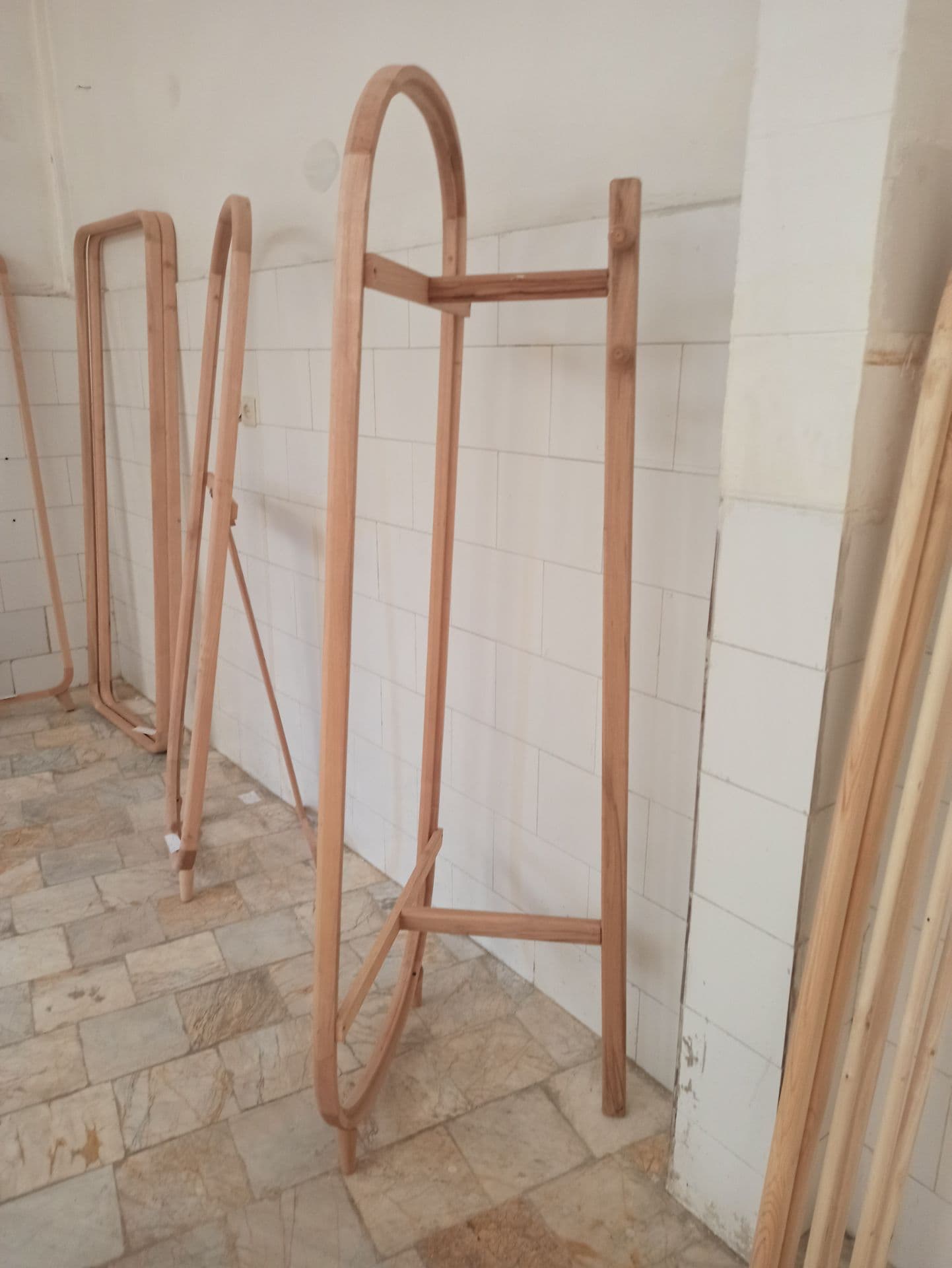 آینه قدی پشت رگال دار (چوب راش) — تصویر ۴