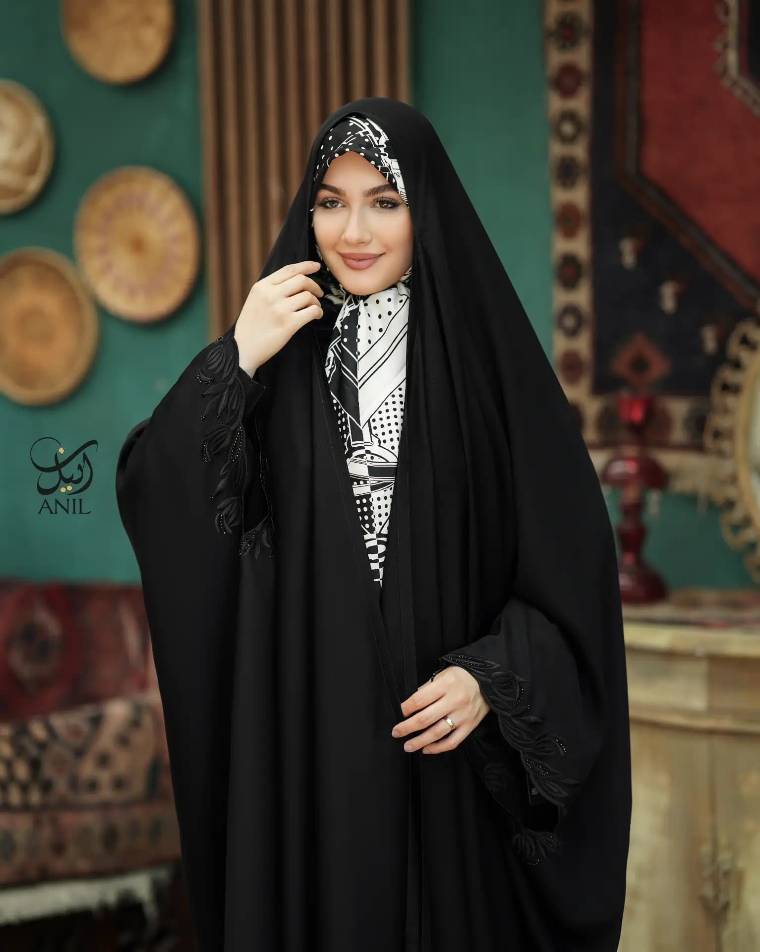 چادر لاله | گلدوزی با نخ تمام ابریشم آلمانی و نگین اتریشی — تصویر ۲