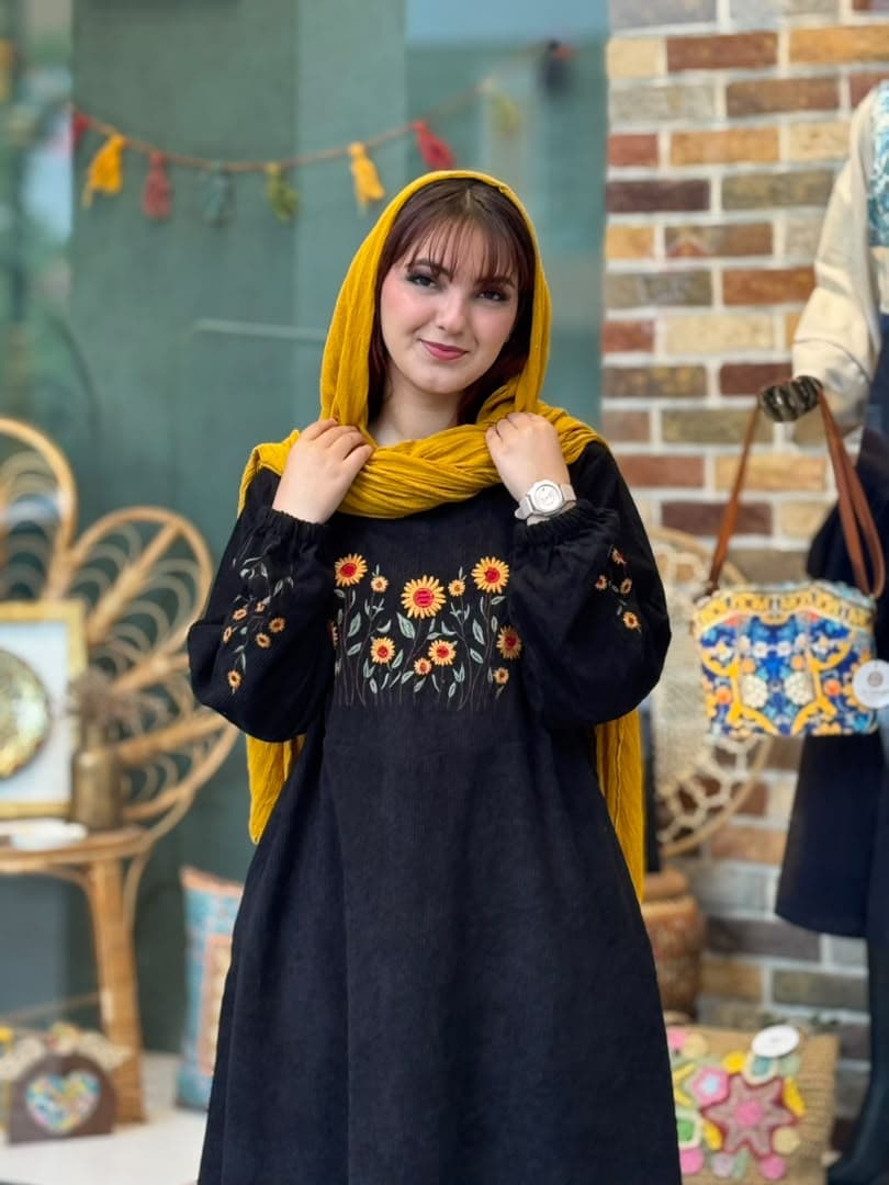 پیراهن آفتابگردون مشکی — تصویر ۳