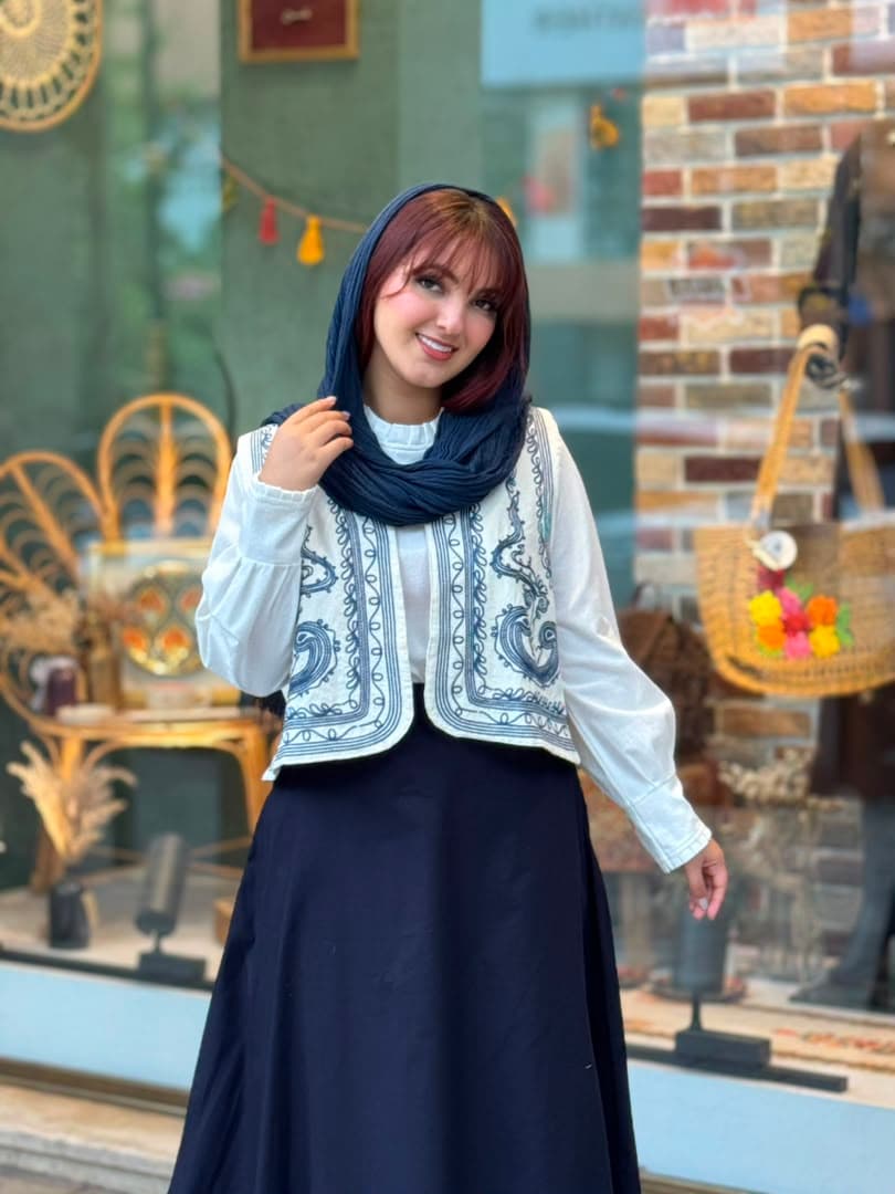 جلیقه سفید طرحدار آبی سنتی — تصویر ۲