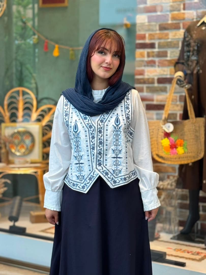 جلیقه سفید طرحدار آبی جلو هشتی — تصویر ۲