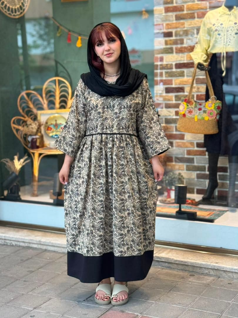 پیراهن نرگس کرم نسکافه ای طرح بته جقه — تصویر ۴