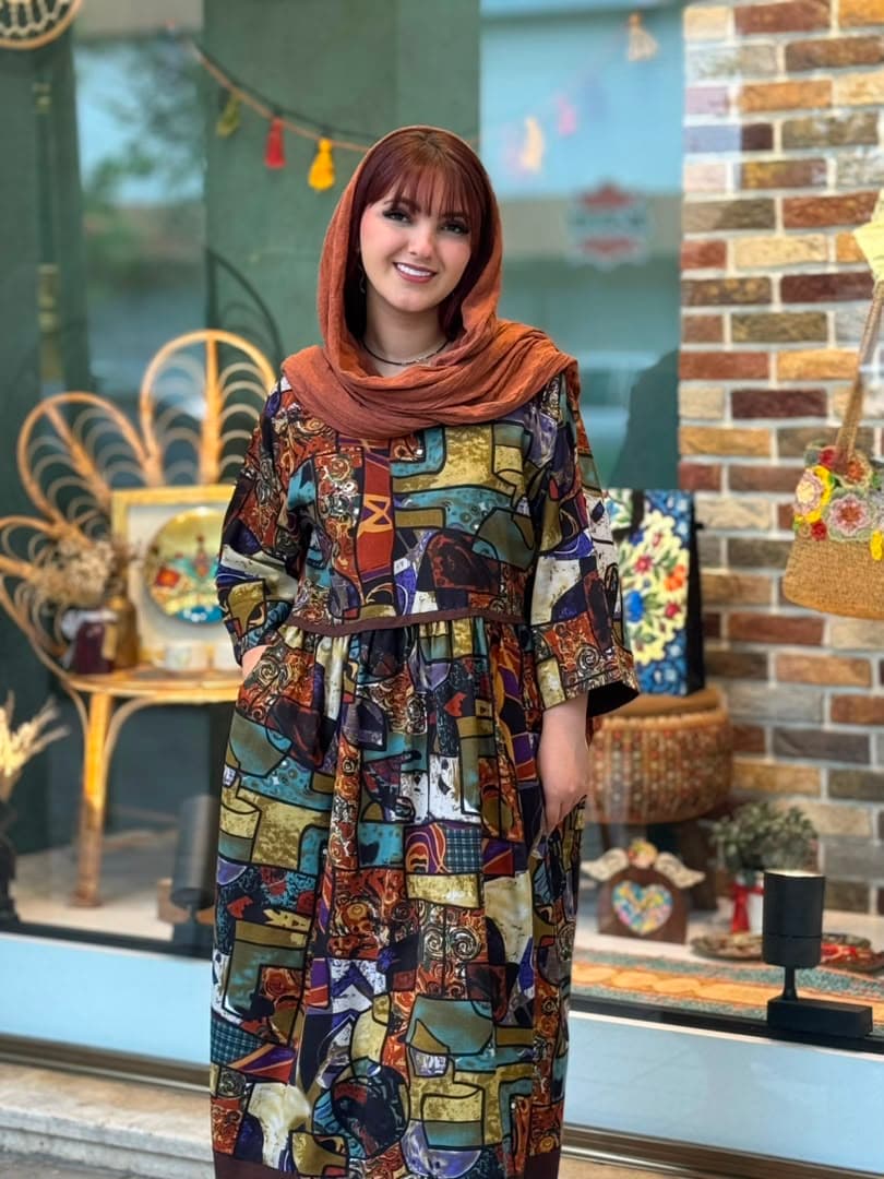 پیراهن نرگس طرحدار رنگی انتزاعی — تصویر ۲