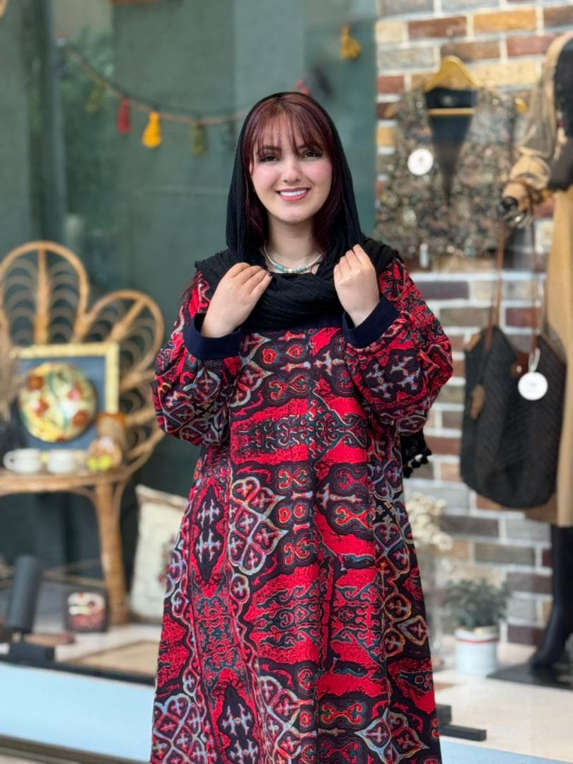 پیراهن هدیه طرحدار سنتی زرشکی مشکی — تصویر ۲