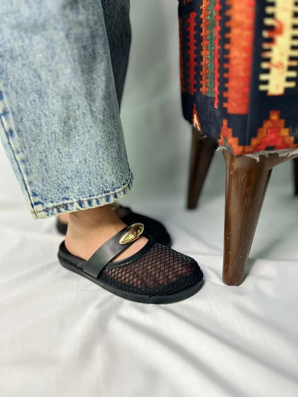صندل زنانه توری با قطعهٔ طلایی — تصویر ۲