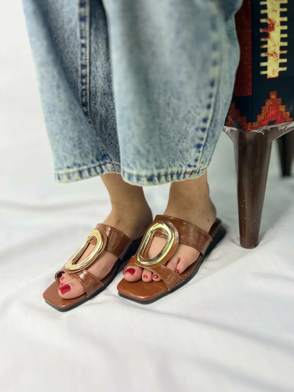 صندل تخت زنانه با حلقهٔ طلایی — تصویر ۳