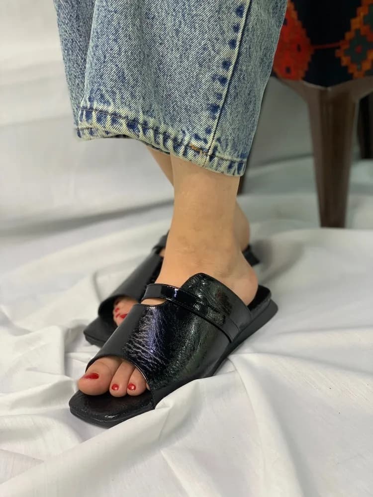 صندل زنانه راحتی مشکی و کرمی تخت — تصویر ۲