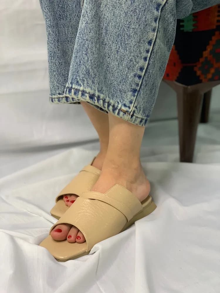 صندل زنانه راحتی مشکی و کرمی تخت — تصویر ۳