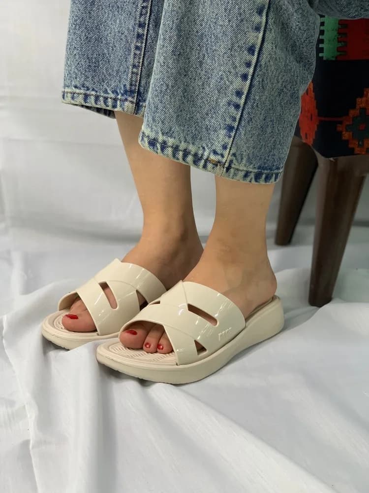 صندل راحتی زنانه سه بند ورنی — تصویر ۶