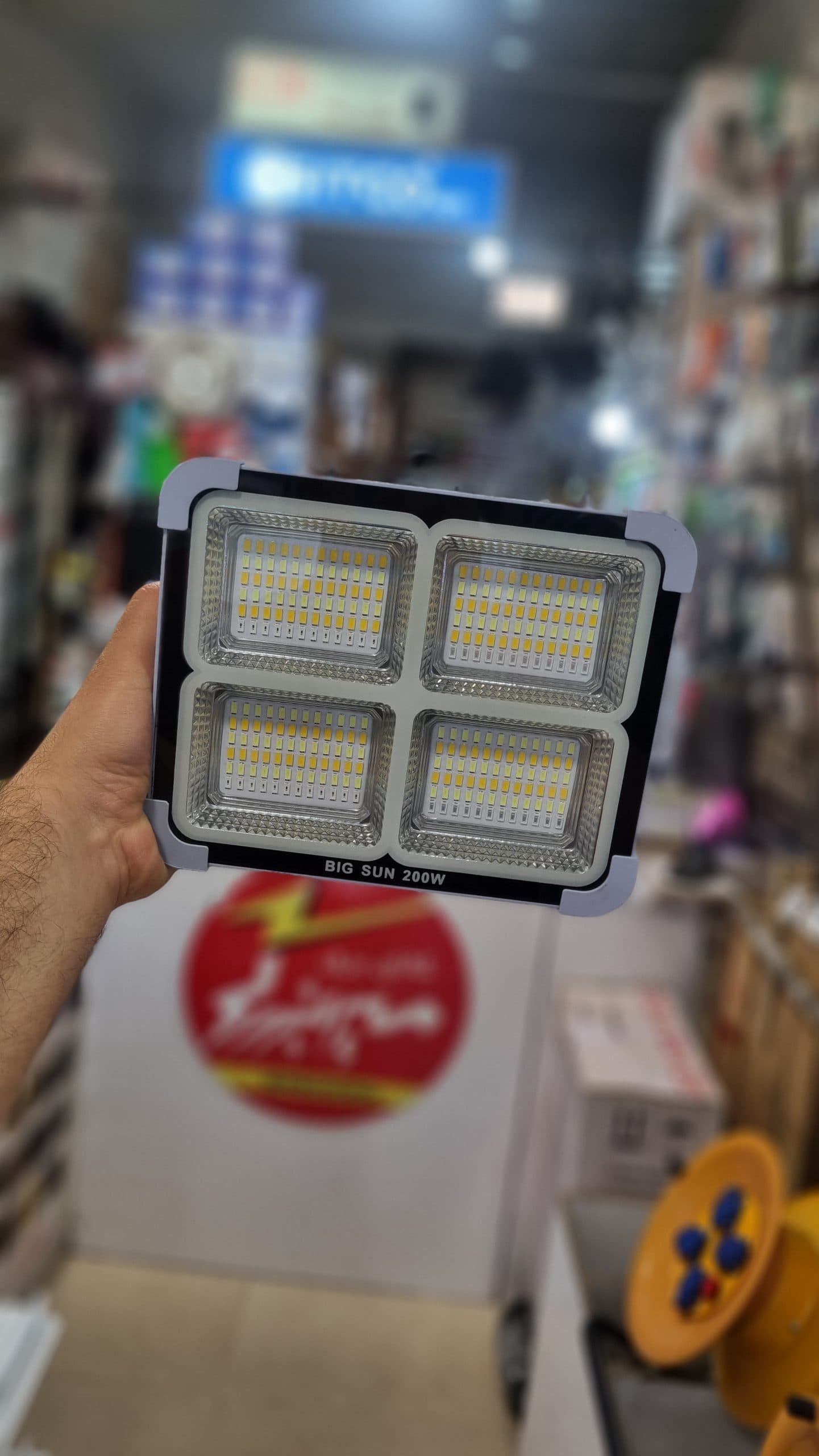 پروژکتور شارژی خورشیدی BIG SUN 200W — تصویر ۲