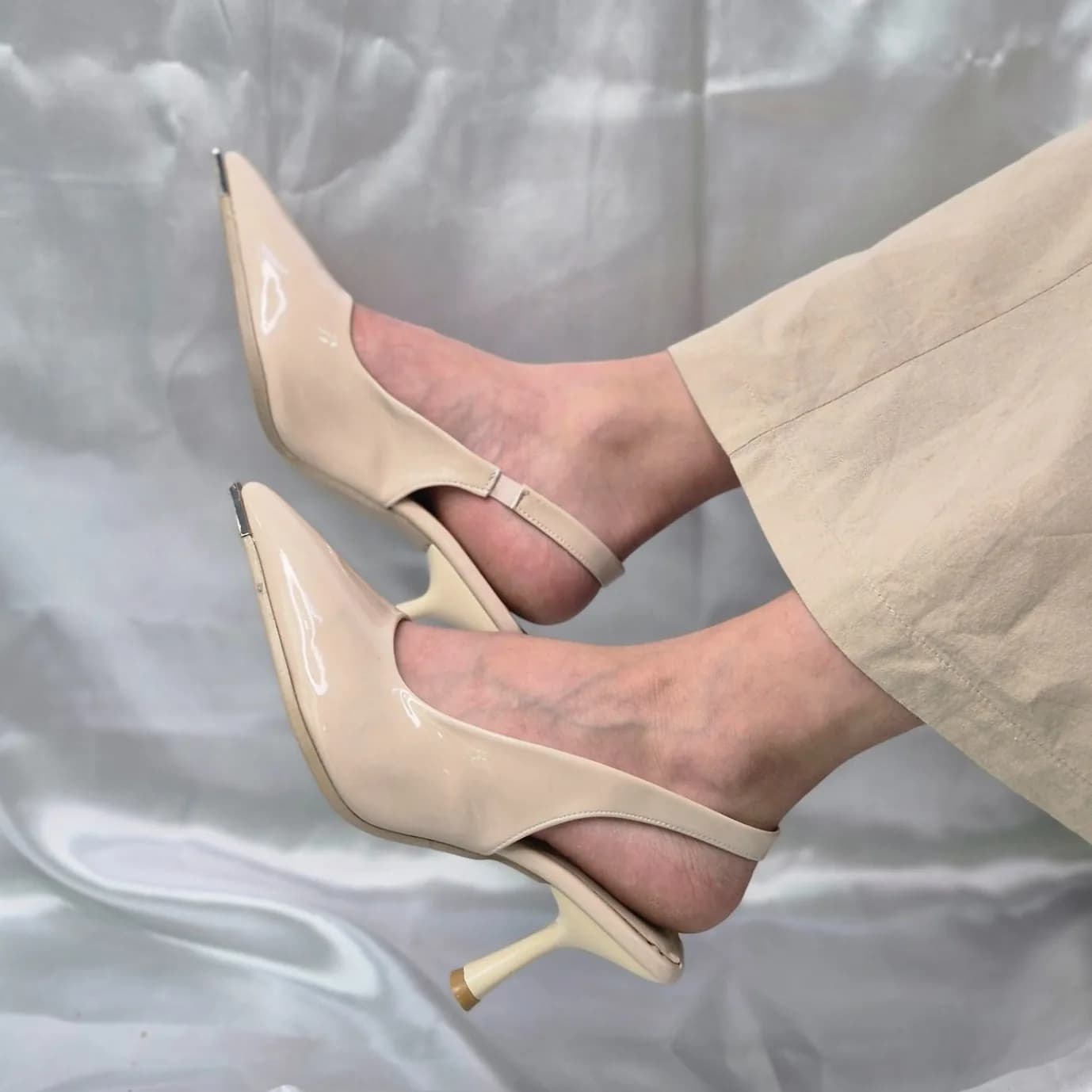 کفش مجلسی زنانه پاشنه دار پشت باز کرم