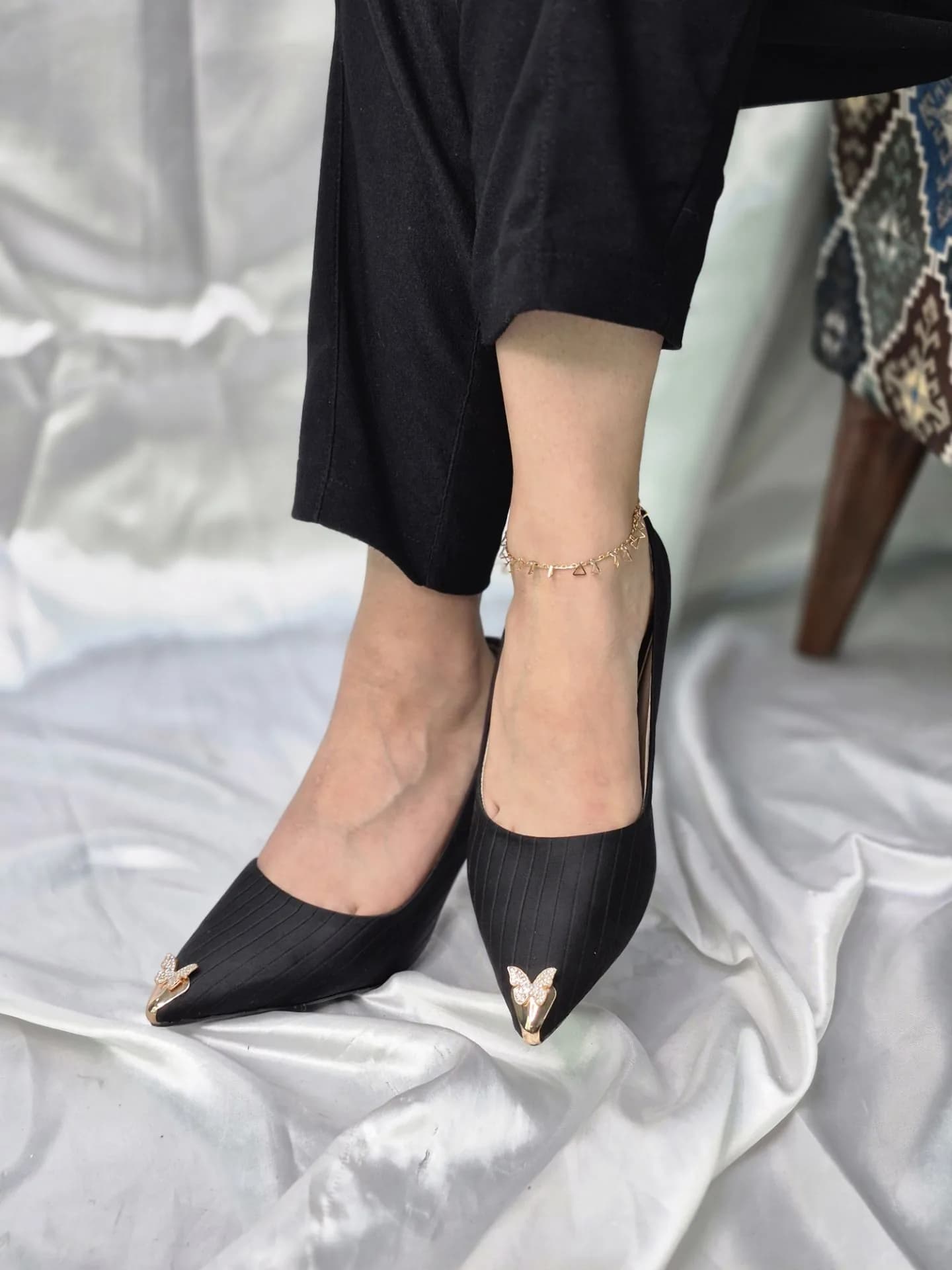 کفش مجلسی زنانه نوک پروانه ساتن کرم — تصویر ۲