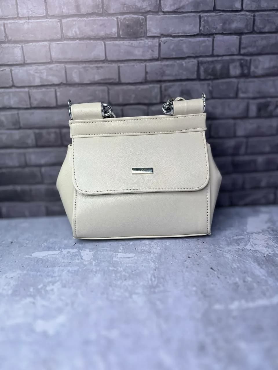 کیف زنانه کلاسیک با دستهٔ زنجیری و پلاک نقره‌ای