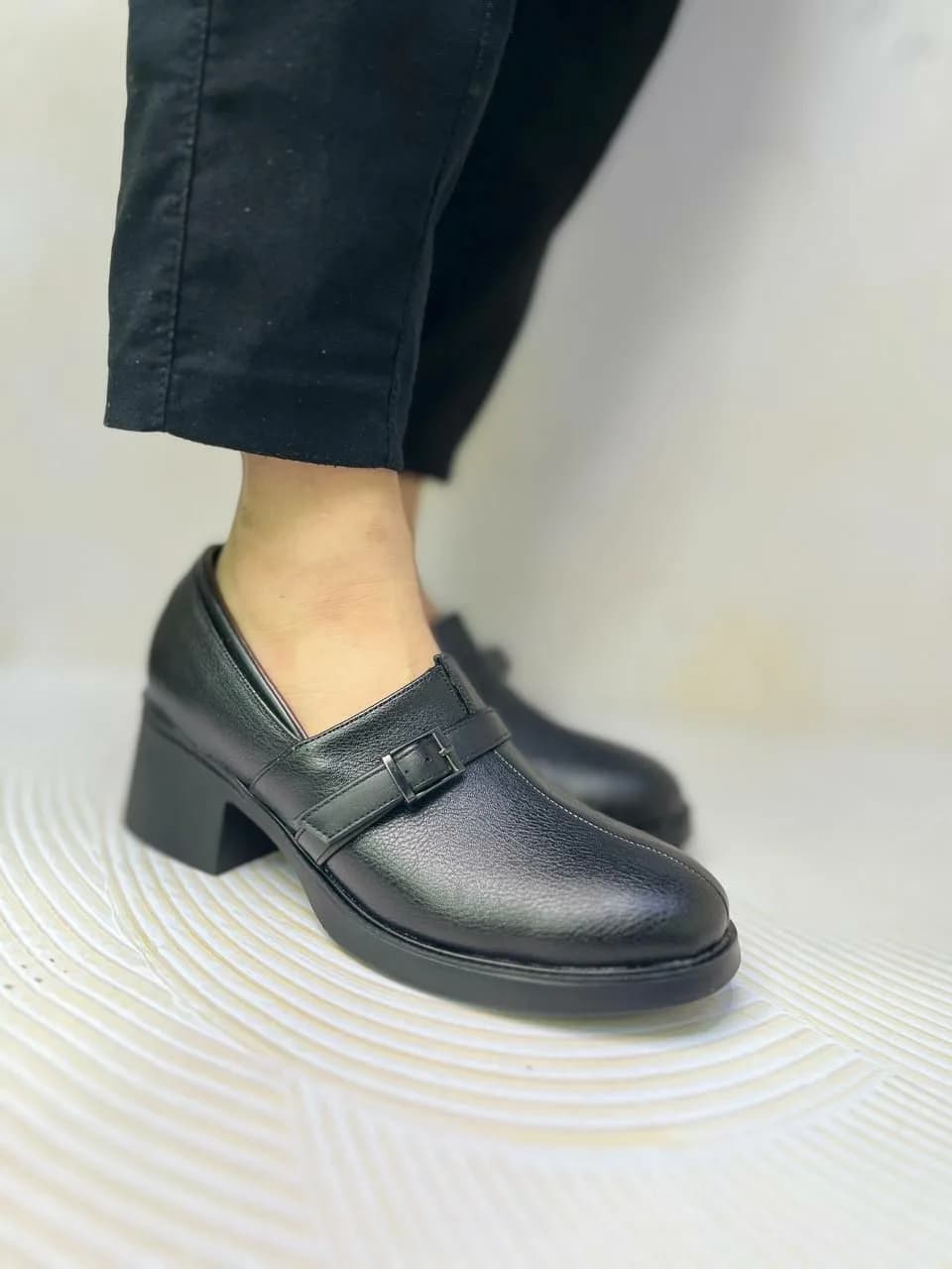 کفش زنانه راحتی مشکی سگک‌دار مدل بیتا