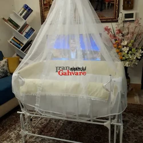 تخت و گهواره برقی کنار مادر سودا — تصویر ۴