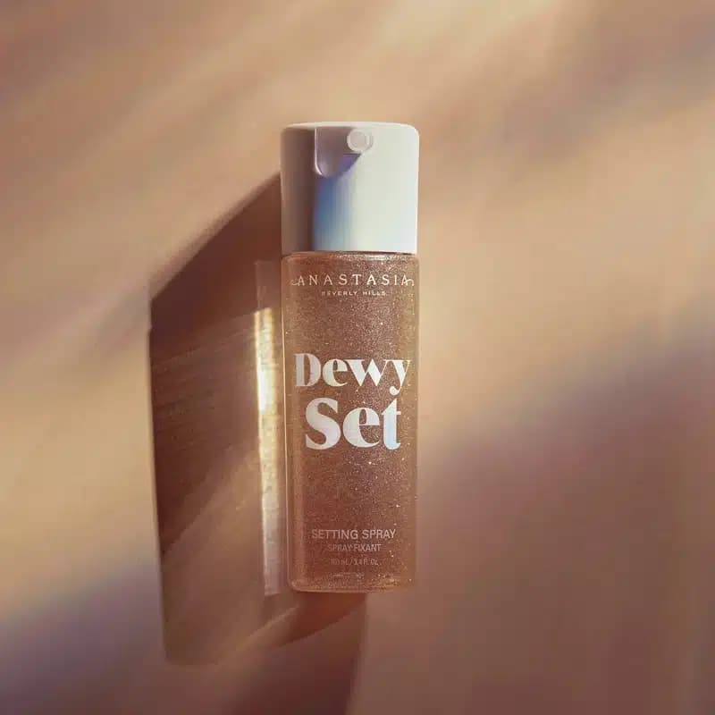 اسپری فیکس درخشان کننده پوست آناستازیا بورلی هیلز Anastasia Beverly Hills مدل Dewy Set Setting Spray (100 میل) — تصویر ۴