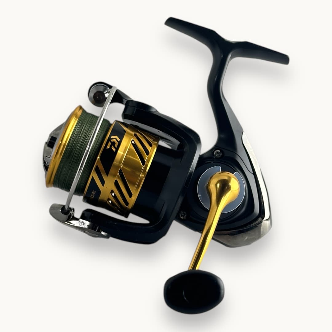 چرخ ماهیگیری DAIWA مدل CROSSFIRE PE TSUKI سایز ۲۰۰۰